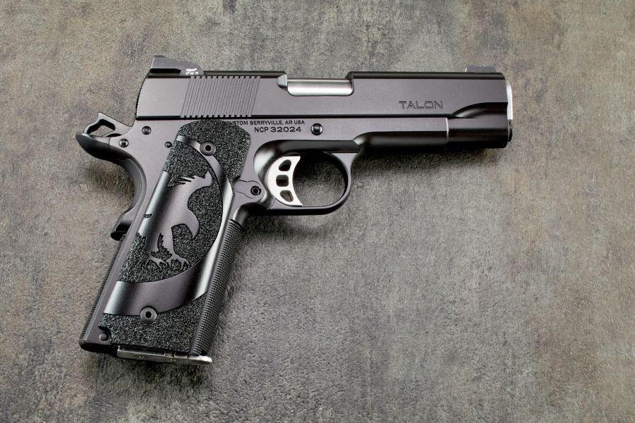 1911 Grips, Moon Hawk, Stippled Checkering, Royal Ebony, Government/Commander